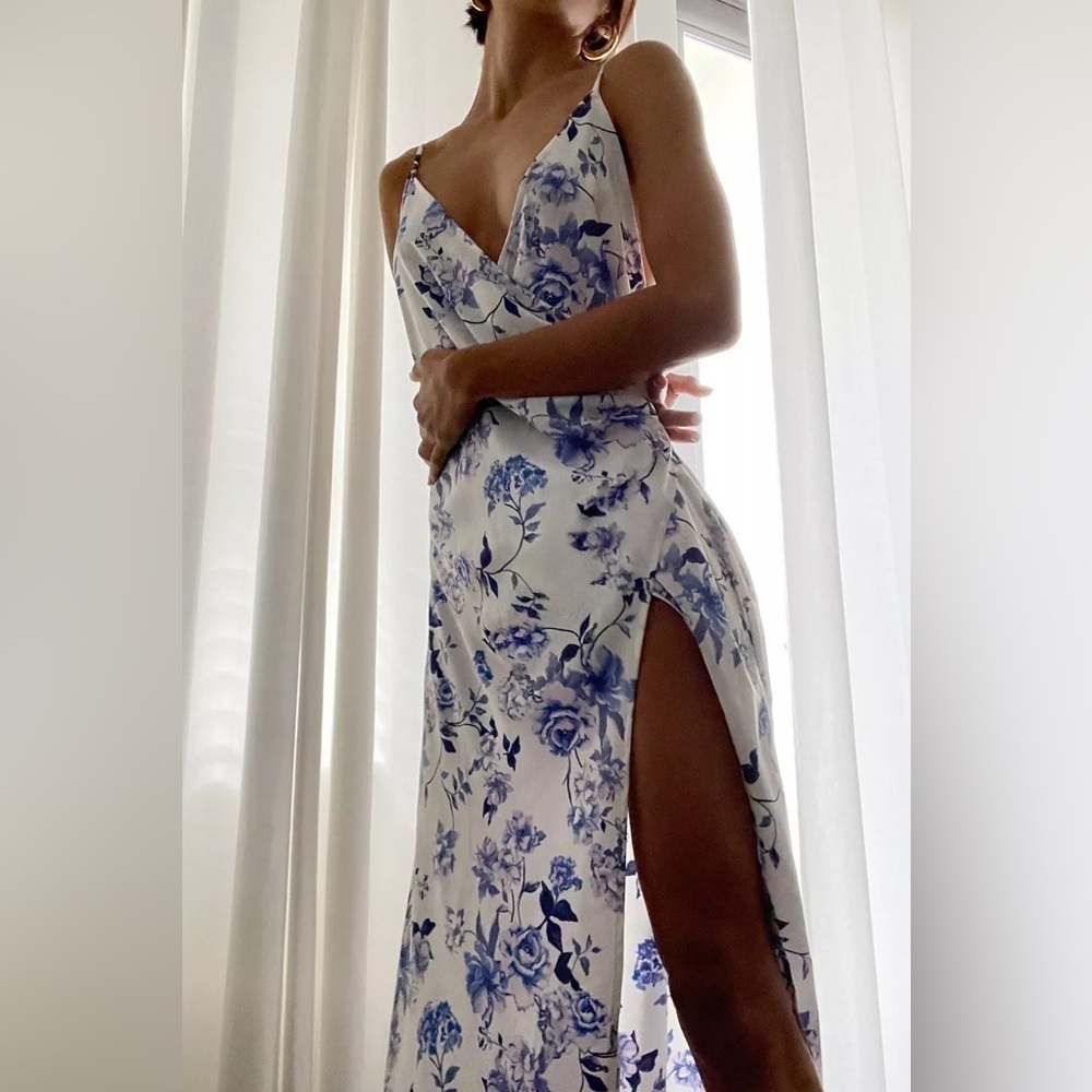 Urban Outfitters Lily Blue & White Floral Satin Wrap Midi Dress Women’s Small